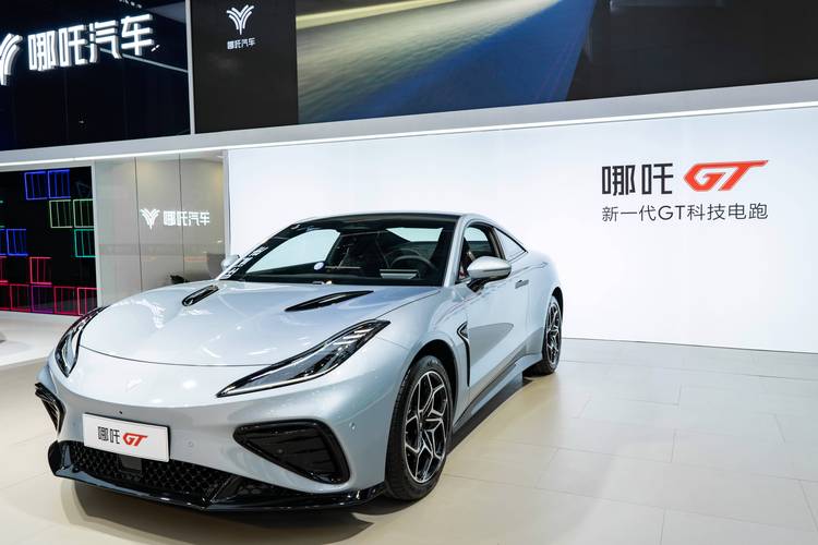 成都173哪吒汽车在智能汽车领域的表现，领途汽车在新能源汽车市场中的影响力